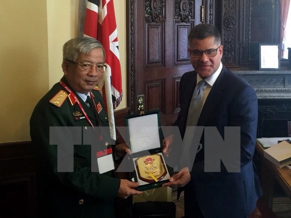 Vietnam, UK to boost defense ties - ảnh 1